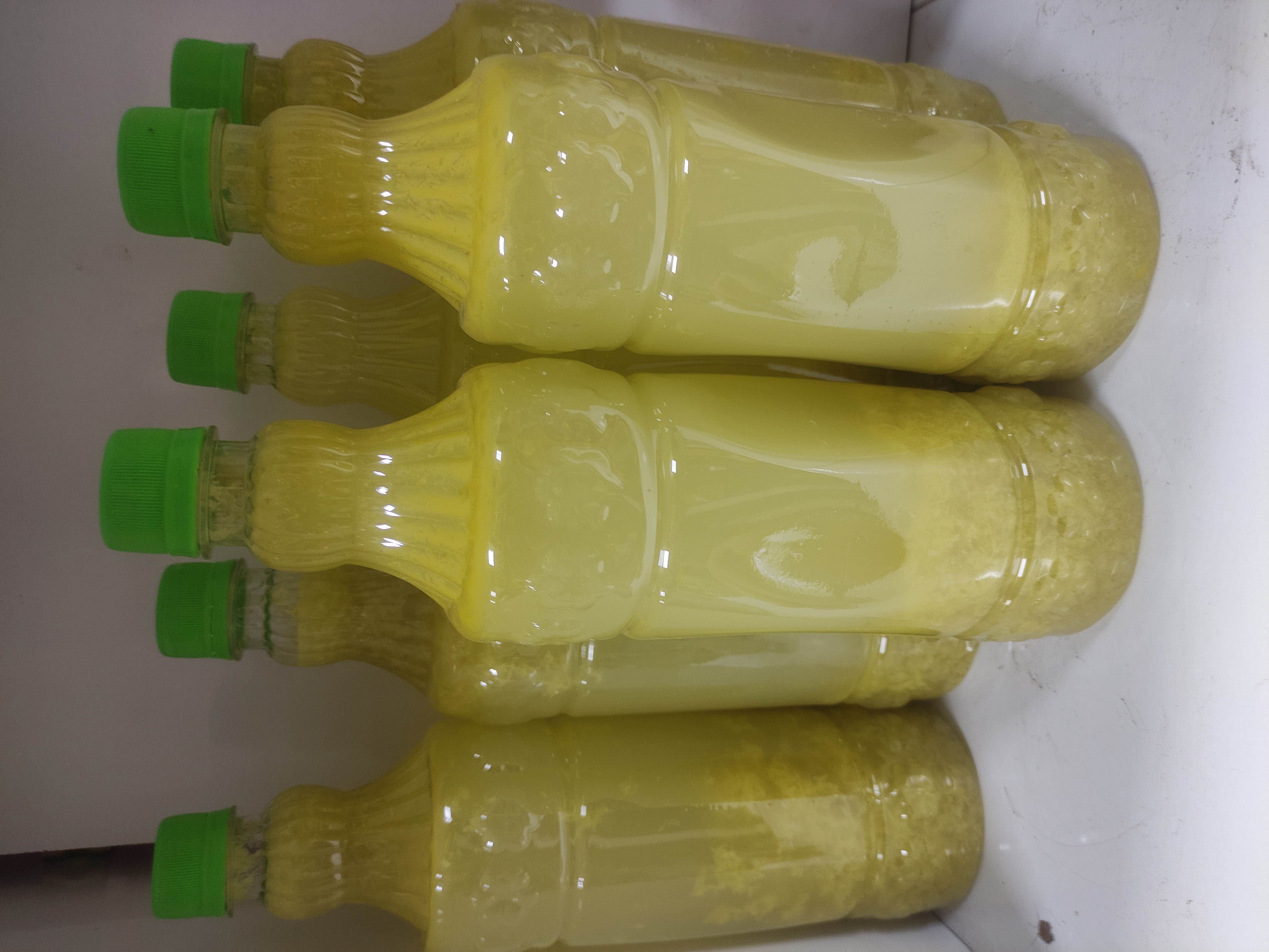 تصویر آب لیموی ارگانیک بدون مواد افزودنی 